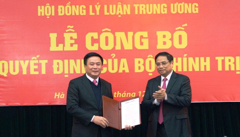 Đồng chí Phạm Minh Chính trao Quyết định của Bộ Chính trị cho đồng chí Nguyễn Xuân Thắng - Ảnh: BĐT Đảng cộng sản.