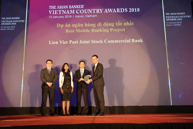 Ông Phạm Quang Đệ, Phó Giám đốc Ngân hàng Điện tử LienVietPostBank (đứng thứ 2 từ bên phải) đại diện cho LienVietPostBank nhận Giải thưởng từ các vị đại diện Tạp chí the Asian Banker