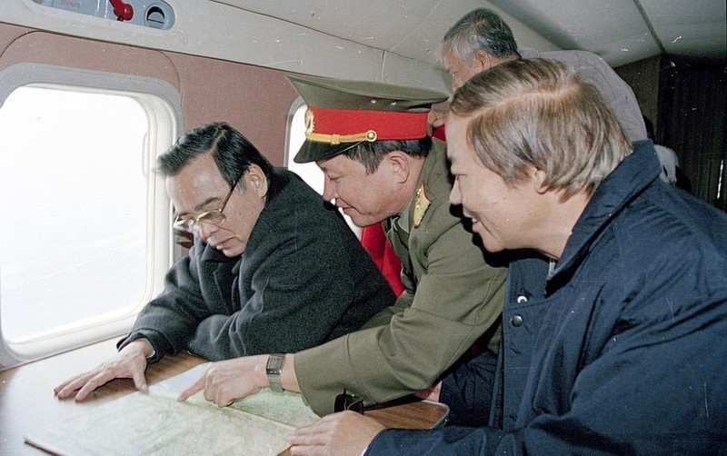 Ông Phan Văn Khải thị sát Dự án Chỉnh trị Sông Hồng, khu vực Hà Nội năm 2001 - Ảnh: TTXVN