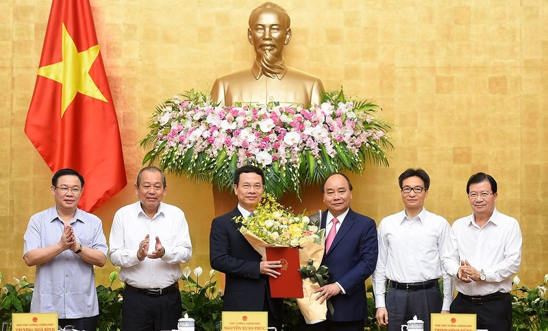 Thủ tướng Nguyễn Xuân Phúc trao Quyết định giao quyền Bộ trưởng Bộ Thông tin và Truyền thông cho ông Nguyễn Mạnh Hùng - Ảnh: VGP/Quang Hiếu