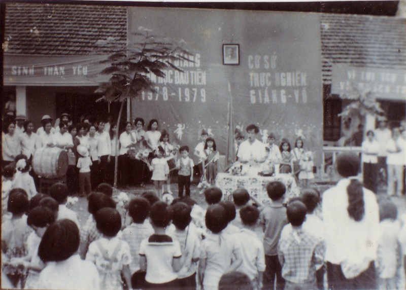 Lễ khai giảng năm học đầu tiên (1978-1979) của trường Thực nghiệm.