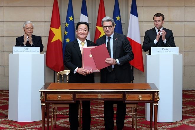 Tập đoàn T&T và Tập đoàn Bouygues của Pháp ký kết biên bản ghi nhớ hợp tác về Dự án Đường sắt đô thị số 3 dưới sự chứng kiến của Tổng Bí thư Nguyễn Phú Trọng và Tổng thống Cộng hòa Pháp Emmanuel Macron tại cung điện Elysees.