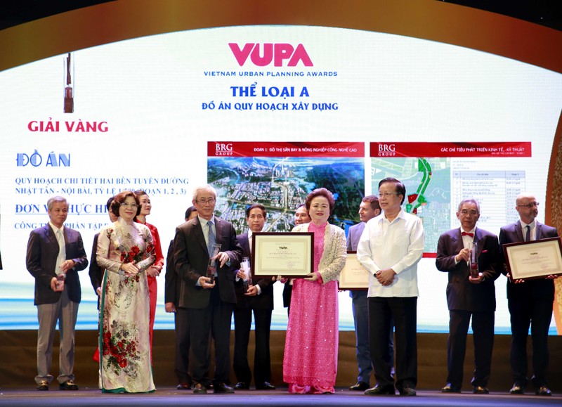Bà Nguyễn Thị Nga và Ông Lê Hữu Báu - Lãnh đạo Tập đoàn BRG nhận giải Vàng đồ án quy hoạch xây dựng.