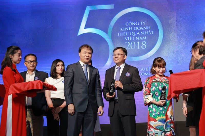Ông Phan Ngọc Hòa, Phó Tổng Giám đốc VPBank nhận giải.