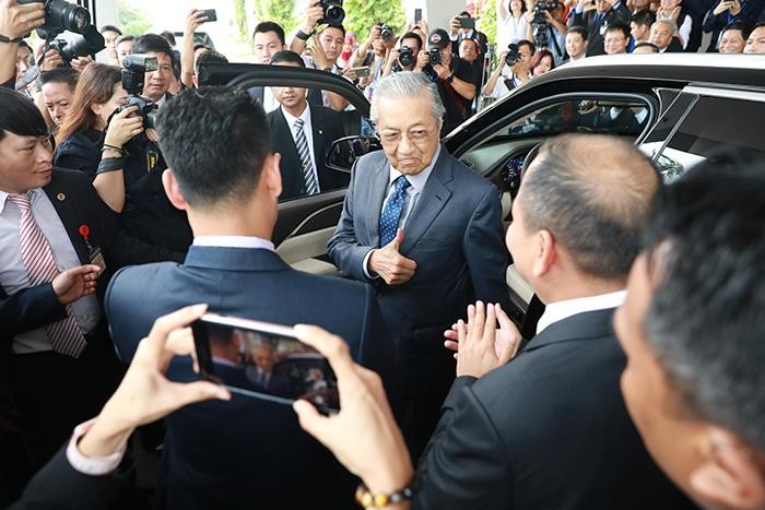 Ngày 28/8 tại F-ville (Hòa Lạc, Hà Nội), Thủ tướng Malaysia Mahathir Mohamad đã có những trải nghiệm “tuyệt vời” khi cầm lái chiếc VF SA2.0, một trong những chiếc xe hơi thương mại đầu tiên của ngành công nghiệp ô tô Việt Nam.