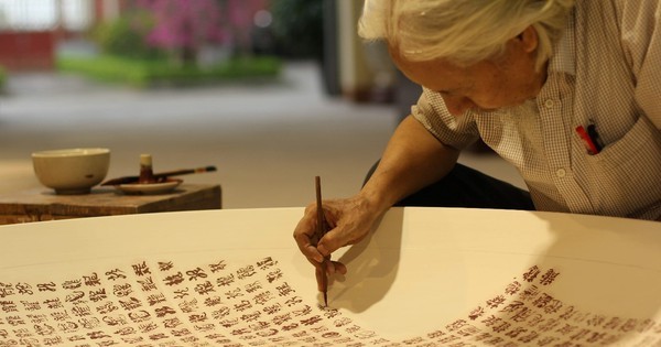 Đĩa gốm 1.000 chữ "Long" viết bằng thư pháp - một kiệt tác mang nét văn hóa truyền thống của thủ công mỹ nghệ Việt Nam