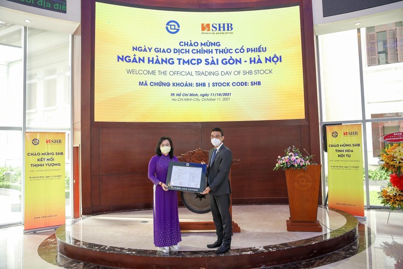 Ông Lê Hải Trà – Tổng Giám đốc HOSE trao Thông báo chuyển giao dịch cho bà Ngô Thu Hà, Phó Tổng Giám đốc SHB
