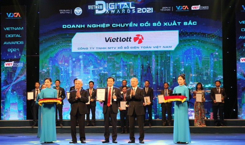 Ông Phạm Ngọc Tú – Phó Tổng Giám đốc Công ty đại diện nhận giải thưởng