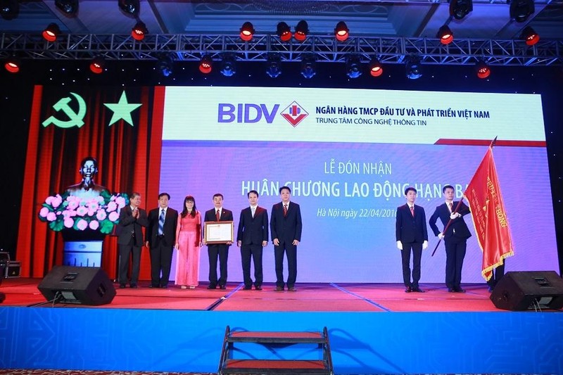 TT CNTT BIDV nhận Huân chương lao động hạng 3 năm 2016