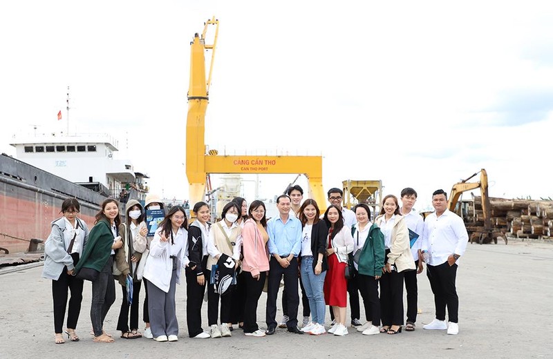 Sinh viên ĐH Trà Vinh tham quan thực tế tại Cảng Cần Thơ