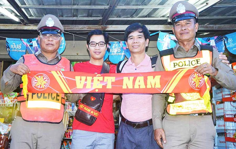 Các nhà báo VN thân thiện với cảnh sát Thái Lan (ảnh Minh Vỹ)
