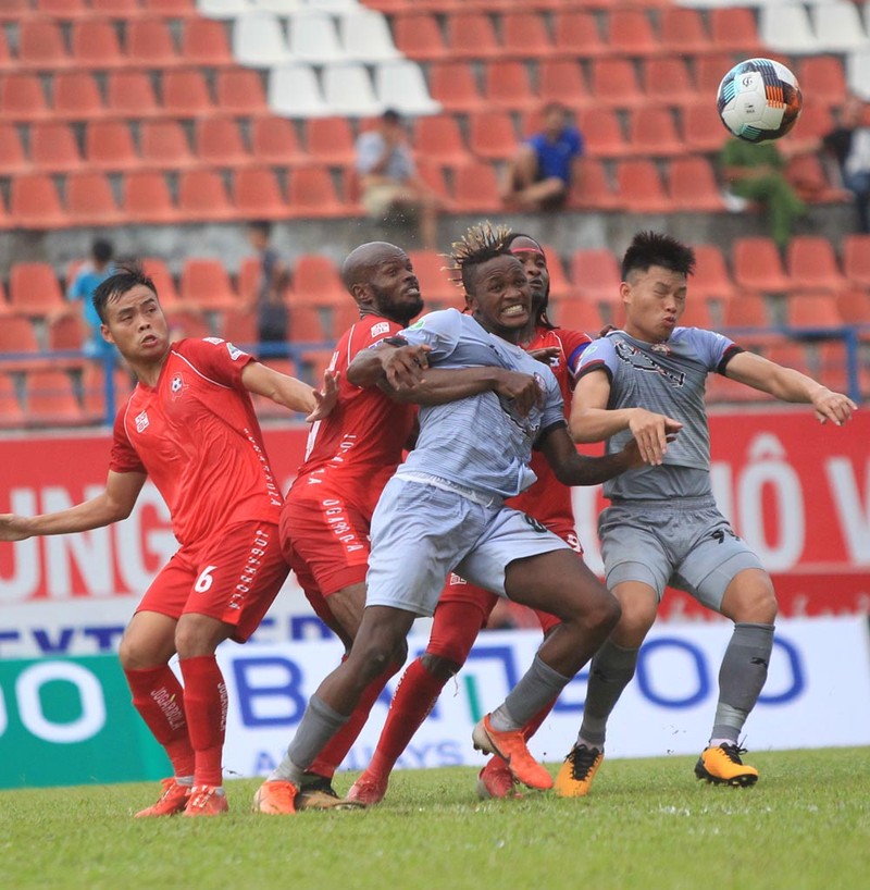Hà Nội và TP.HCM (áo sẫm) là 2 đội mạnh tại V.League 2018 đã có mặt tại bán kết Cúp quốc gia (ảnh VPF)