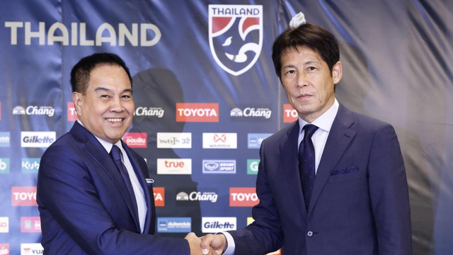 Chủ tịch Somyot Poompanmoung bất ngờ gia hạn hợp đồng với HLV Nishino thêm 2 năm với số tiền kỷ lục là 2,75 triệu baht/ tháng (tương đương 2,097 tỷ đồng), một mức lương kỷ lục đối với một HLV làm việc tại khu vực Đông Nam Á. Ảnh FAT