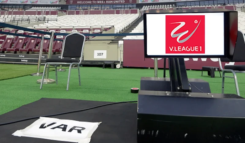 FIFA thông báo nếu V-League muốn áp dụng công nghệ VAR, thì VFF cần tập huấn trọng tài từ 7-8 đợt. Ảnh FOX