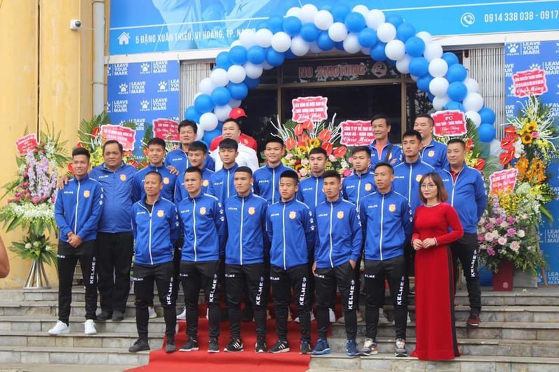 Với 1 thẻ đỏ, 48 thẻ vàng tại V.League 2019 dường như HLV Văn Sỹ muốn cải thiện nhiều lối đá của các học trò, kể cả Lâm Anh Quang một hậu vệ có lối đá khá mạnh mẽ giờ đây cũng chơi bóng bằng đầu nhiều hơn. Ảnh NĐFC