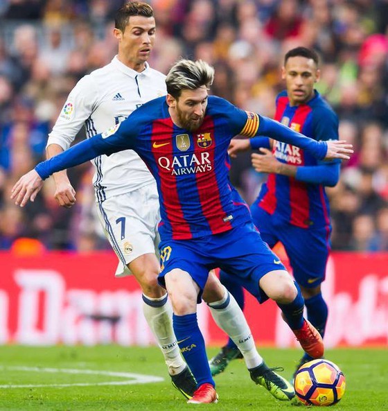 Theo bạn Lionel Messi và Cristiano Ronaldo, ai giỏi hơn? Ảnh CNN.