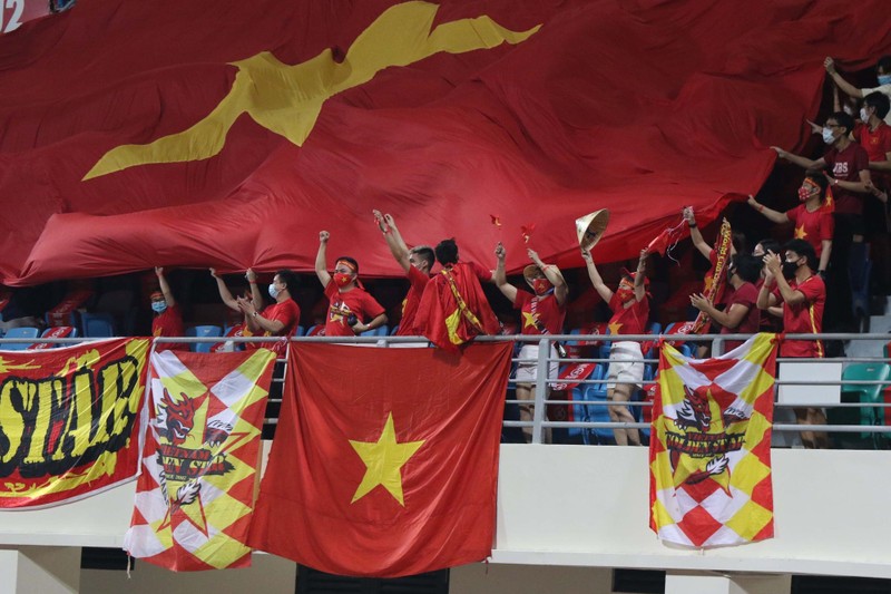Khán giả Việt Nam luôn bên cạnh đội bóng. Ảnh AT