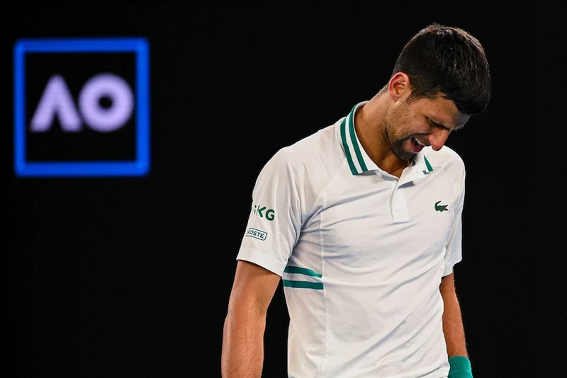 Novak Djokovic đã bị cơ quan xuất nhập cảnh Australia giữ lại thẩm vấn trong 8 tiếng tại sân bay Melbourne . Ảnh AP.