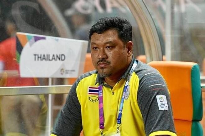 HLV Worawut Srimaka của U23 Thái Lan đang đứng trước tình cảnh các CLB không chịu nhả quân chuẩn bị cho SEA Games 31. Ảnh FAT.
