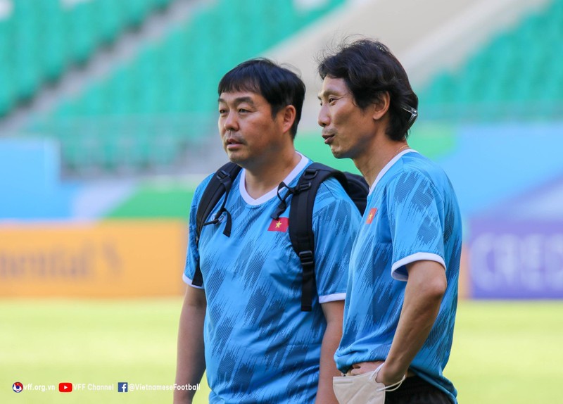 HLV Gong Oh-kyun (bên phải) nâng tầm U23 Việt Nam bằng lối đá tấn công. Ảnh VFF.
