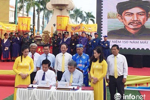 Thứ trưởng Bộ TT&TT Nguyễn Minh Hồng cùng thực hiện nghi thức ký phát hành đặc biệt bộ tem.