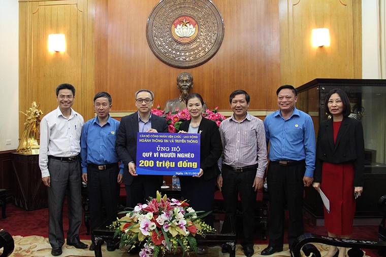 Thứ trưởng Bộ TT&TT Phan Tâm trao tiền ủng hộ Tháng hành động Vì người nghèo cho Ủy ban Trung ương MTTQ Việt Nam