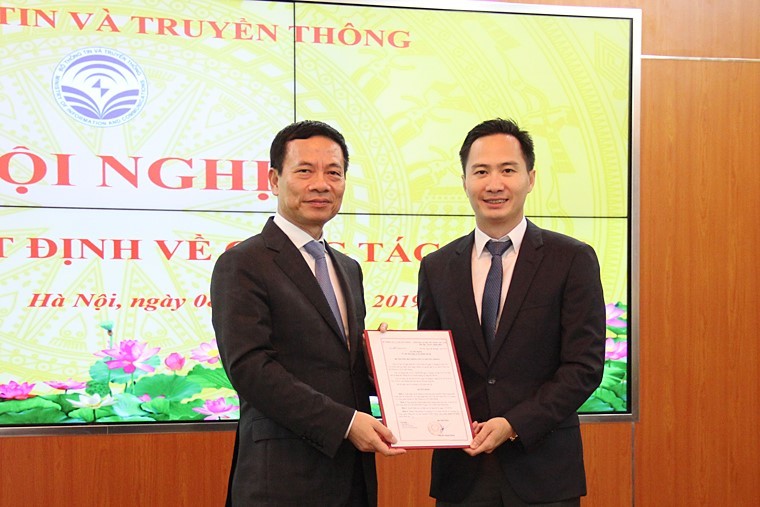 Bộ trưởng Nguyễn Mạnh Hùng trao Quyết định cho ông Nguyễn Thiện Nghĩa.