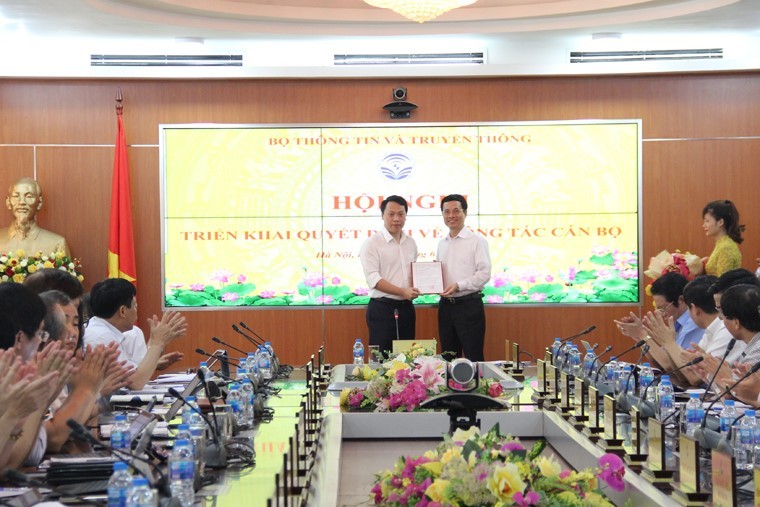 Bộ trưởng Nguyễn Mạnh Hùng trao quyết định bổ nhiệm cho ông Nguyễn Huy Dũng.