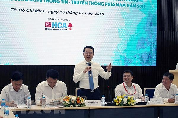 Bộ trưởng Bộ TT&TT Nguyễn Mạnh Hùng phát biểu tại buổi gặp gỡ