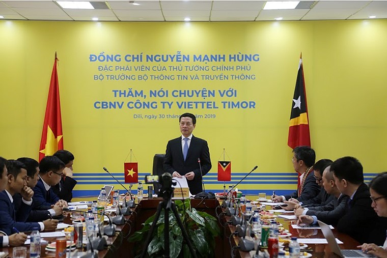 Bộ trưởng Bộ TT&TT Nguyễn Mạnh Hùng  nói chuyện CBNV Công ty viễn thông Viettel Timor. 