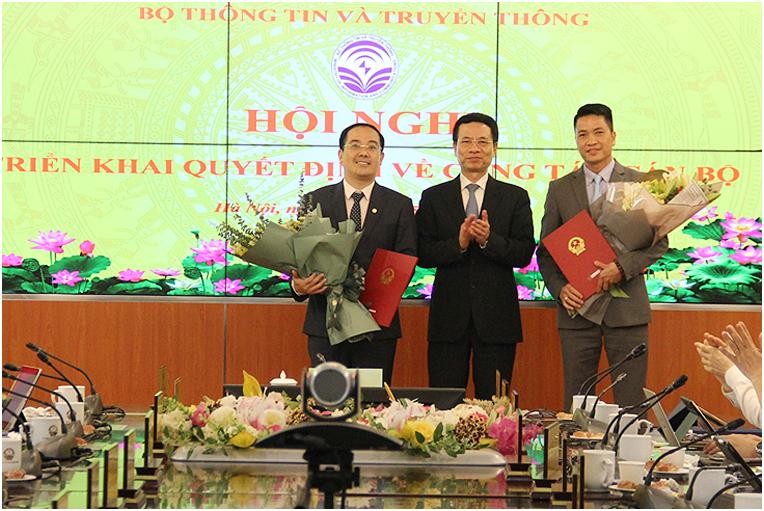 Bộ trưởng Nguyễn Mạnh Hùng tặng hoa cho cán bộ được bổ nhiệm