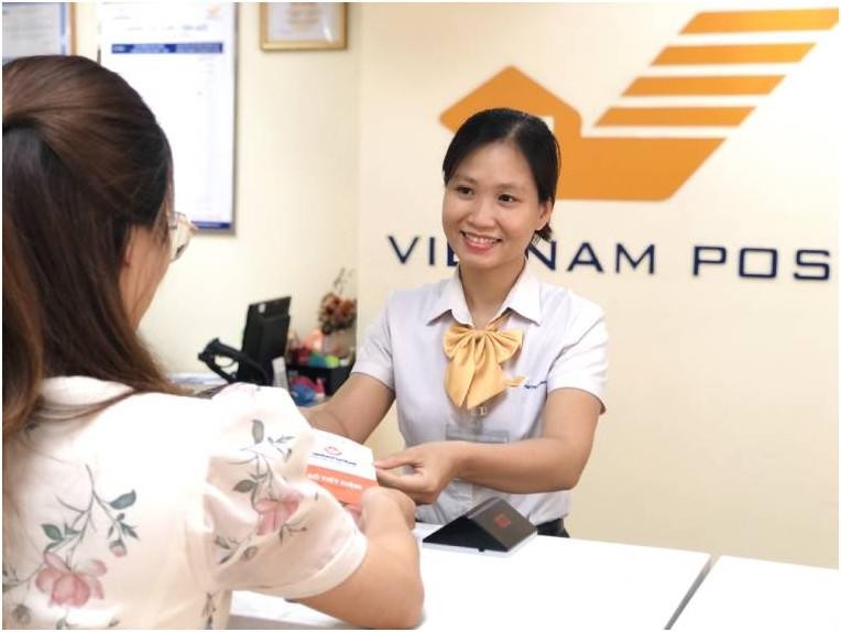Nhân viên bưu điện làm việc với khách hàng. ảnh Vietnam Post
