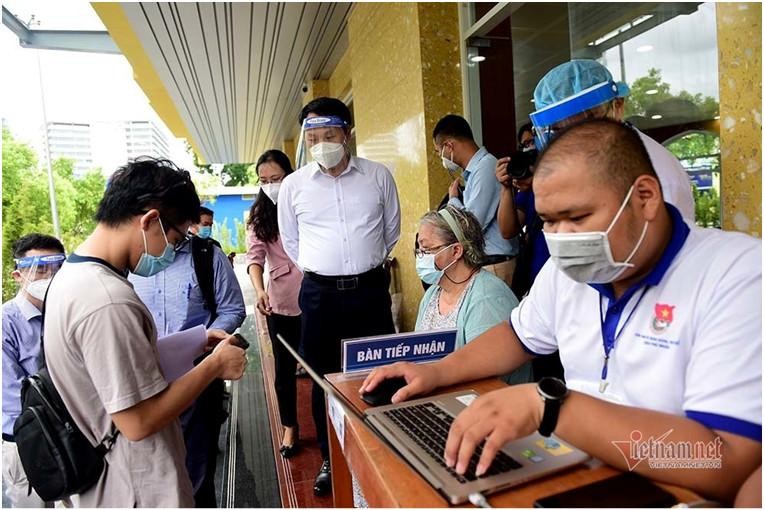 Thứ trưởng Nguyễn Huy Dũng đi kiểm tra tiêm chủng tại TP Hồ Chí Minh. Ảnh Vietnamnet
