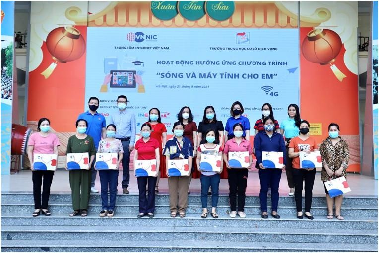 Đại diện VNNIC trao quà cho các em ở trường THCS Dịch vọng, Hà Nội. Ảnh Mic