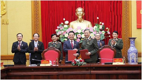 Bộ trưởng Bộ Công an Tô Lâm và Bộ trưởng Bộ TT&TT Nguyễn Mạnh Hùng ký Quy chế phối hợp. Ảnh Mic
