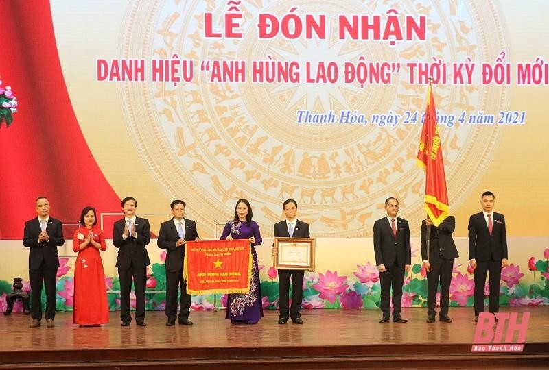  Phó Chủ tịch nước Võ Thị Ánh Xuân trao danh hiệu Anh hùng Lao động cho Bệnh viện Đa khoa tỉnh Thanh Hóa