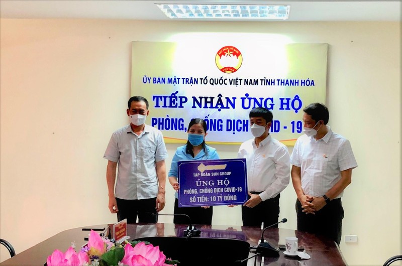 Phó Bí thư Tỉnh ủy Thanh Hóa Trịnh Tuấn Sinh (ngoài cùng bên trái) tại lễ tiếp nhận 10 tỉ đồng Sun Group ủng hộ