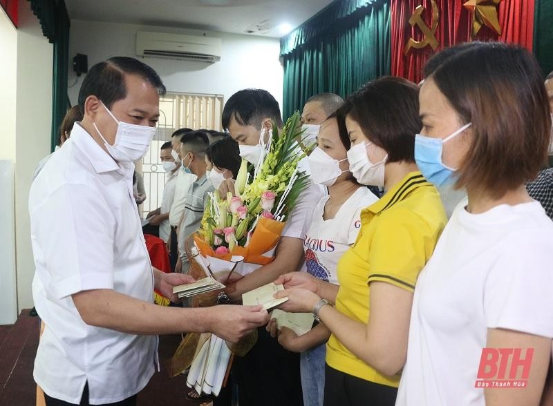  Ông Nguyễn Văn Hùng, Thường vụ, Trưởng ban Tổ chức Tỉnh ủy Thanh Hóa tặng hoa đoàn công tác
