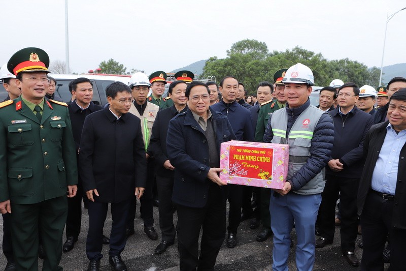  Thủ tướng Phạm Minh Chính tặng quà cho người lao động trên công trường