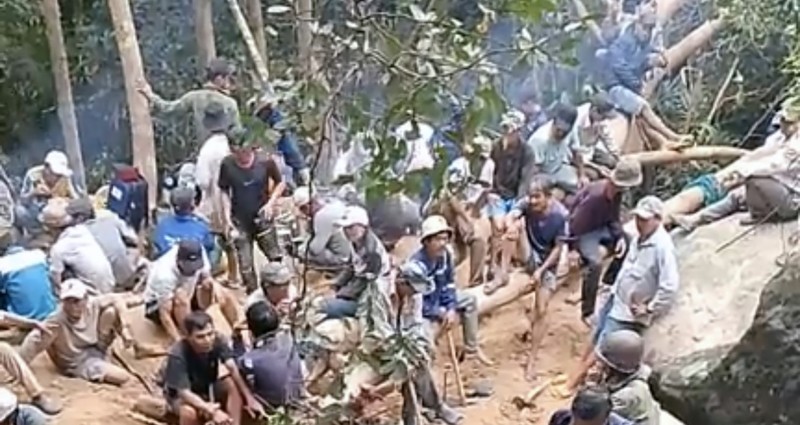 Người dân đổ xô vào rừng ở Phú Yên tìm trầm. Ảnh: MXH.