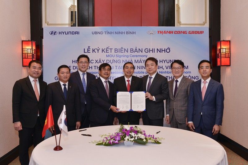 Lễ ký kết biên bản ghi nhớ có dự chứng kiến của lãnh đạo tập đoàn Thành Công, Hyundai Motor và tỉnh Ninh Bình (Ảnh: HTC)
