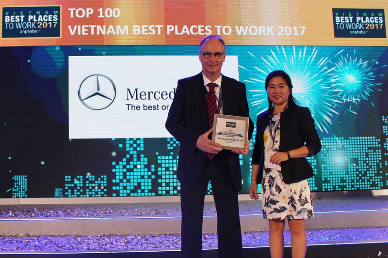 Đại diện Mercedes-Benz Việt Nam nhận giải thưởng Top 10 công ty có môi trường làm việc tốt nhất Việt Nam 