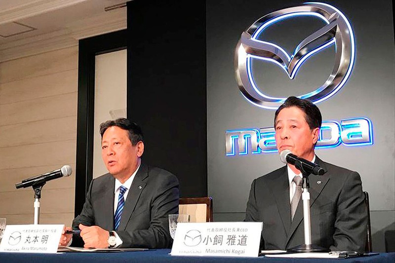 Ông Akira Marumoto (bên trái) khẳng định sẽ đem những kinh nghiệm của mình phục vụ công việc khi đảm nhiệm vai trò Chủ tịch cảu Mazda, đồng thời sẽ tăng cường mối quán hệ với Toyota 