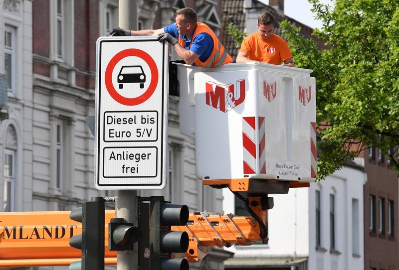 Biển báo giao thông cấm xe diesel được lắp đặt tại Max-Brauer Allee ở trung tâm thành phố Hamburg, Đức ngày 16 tháng 5 năm 2018. Ảnh: REUTERS
