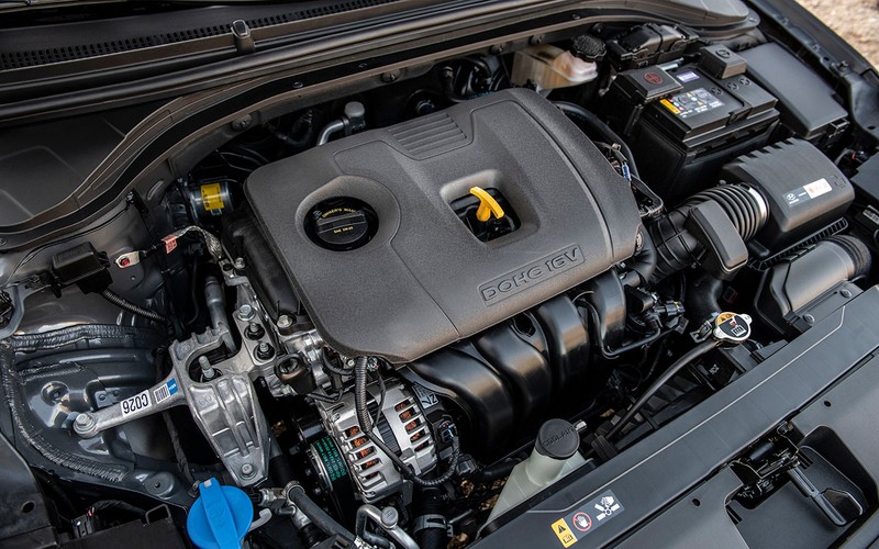 Hyundai Elantra 2019 được trang bị 3 loại động cơ khác nhau. Elantra SE, SEL và Limited đều được trang bị động cơ Atkinson 2.0 lít sản sinh 147 mã lực. Đây cũng là mẫu động cơ trang bị cho Hyundai Kona vừa được giới thiệu tại thị trường Việt Nam. Elantra Eco có động cơ tăng áp 1,4 lít với công suất 128 mã lực. Đi kèm với đó là hộp số tự động hoặc số sàn 6 cấp. Và cuối cùng Elantra Sport sử dụng một động cơ 1.6L Turbo-GDI công suất 201 mã lực, kết hợp tùy chọn hộp số sàn 6 cấp hoặc hộp số ly hợp kép 7 cấp. Hyundai cho biết mô hình Sport sẽ ra mắt vào cuối năm nay với những thay đổi kiểu dáng tương tự.