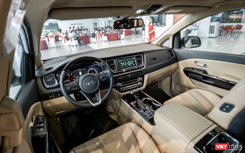Bên trong không gian nội thất của Kia Sedona 2018 phiên bản mới là hàng loạt những chi tiết được bổ sung và nâng cấp, chào đón khách hàng bằng vẻ sang trọng với tay lái được bọc da và ốp gỗ.