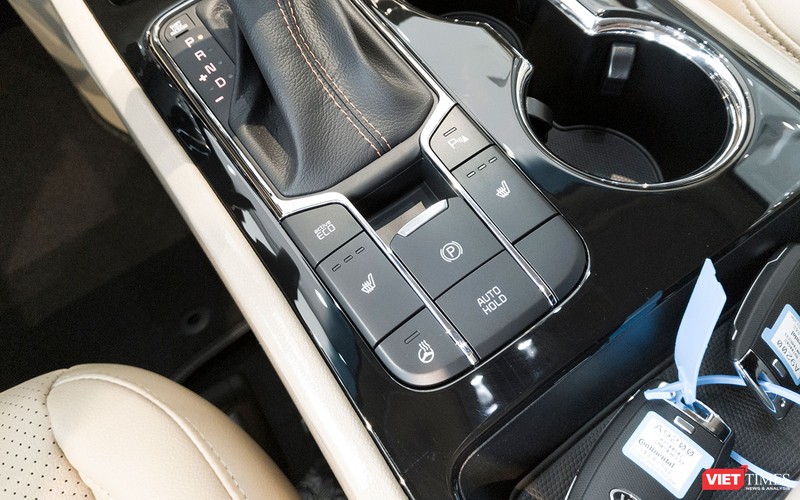 Một điểm nổi bật trong không gian nội thất của Kia Sedona 2018 còn là sự xuất hiện của phanh tay điện tử thay thế cho dạng đạp chân của phiên bản cũ, nhằm nâng cao mức độ an toàn cho người sở hữu. Ngoài ra, xe còn được bổ sung thêm tính năng phanh tự động khi dừng đỗ Auto Hold.