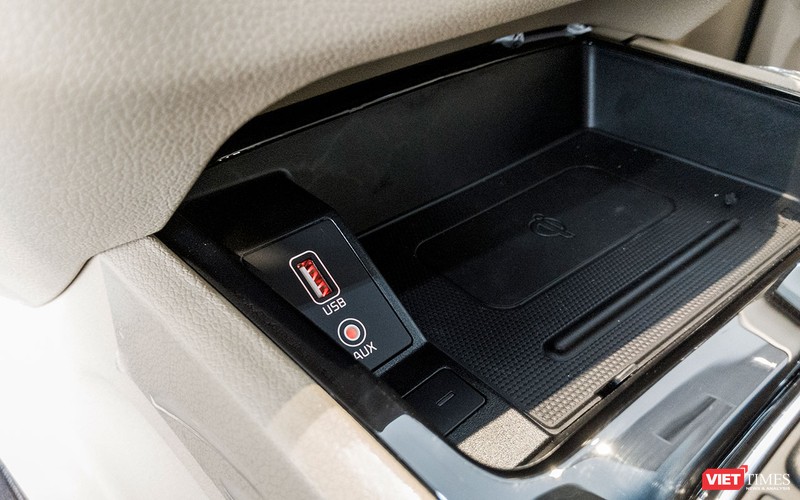 Kia Sedona 2018 sở hữu cổng kết nối USB/AUX và hệ thống sạc điện thoại không dây chuẩn Qi, gia tăng thêm tiện ích cho người sử dụng.