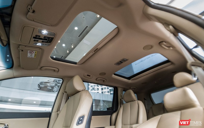 Hai cửa sổ trời cực rộng được bố trí dọc trần xe, giúp mang đến không gian thiên nhiên đến gần hơn với khoang nội thất của xe.