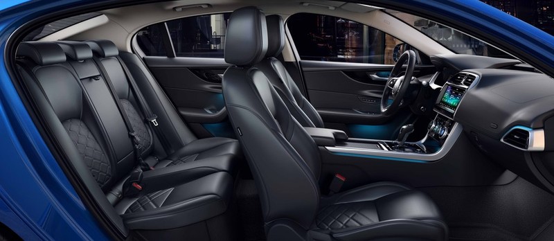 Vật liệu cao cấp được bổ sung thêm cho khoang nội thất của Jaguar XE mới.